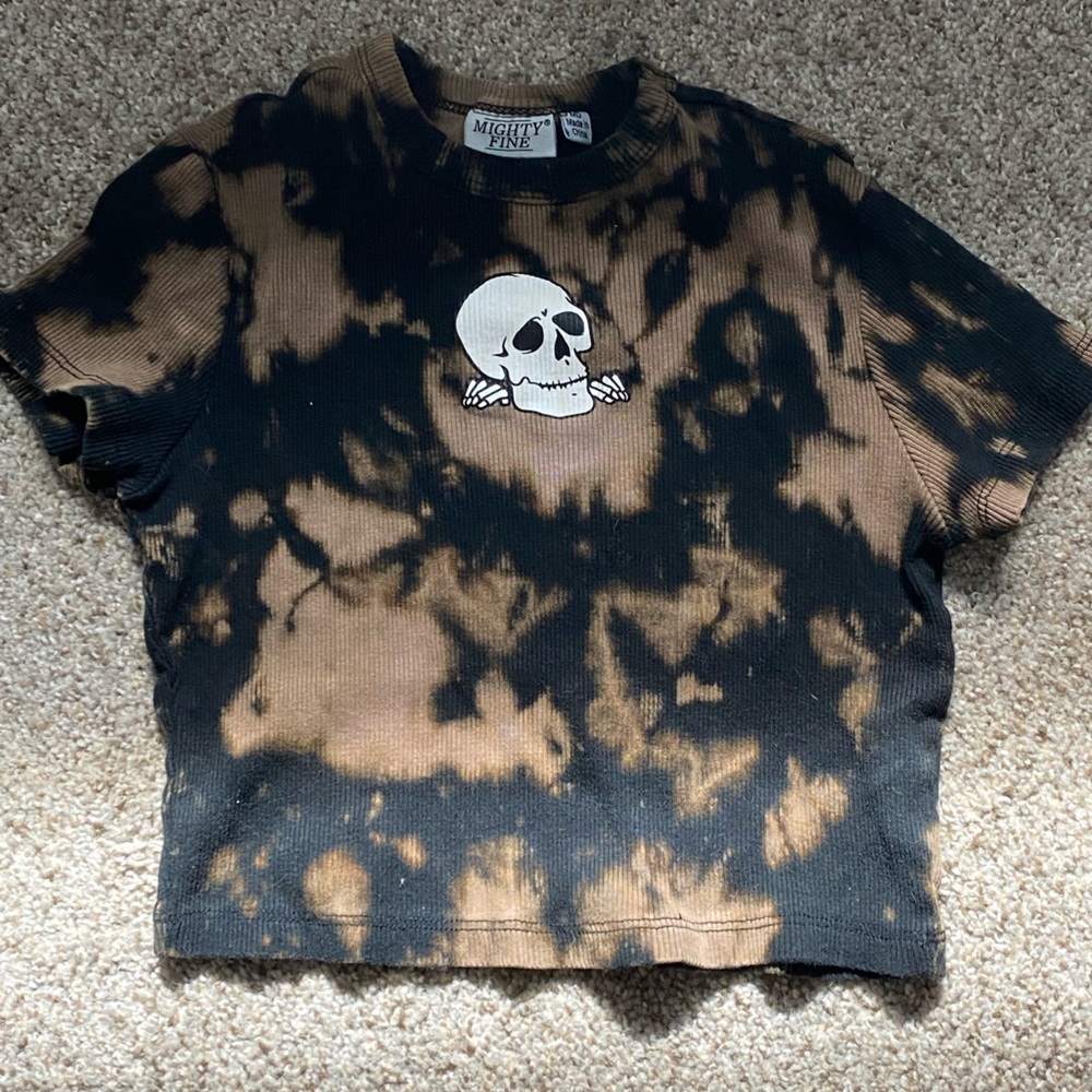 Cropped skull tee